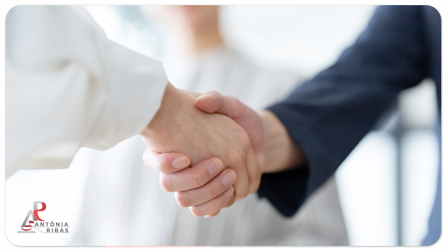 Aperto de mãos selando um acordo ou parceria em uma reunião entre advogado e cliente.